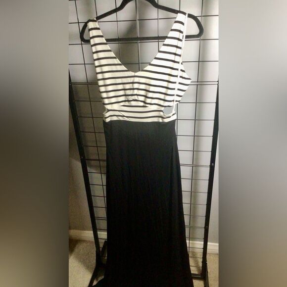 Venus striped black sleeveless maxi dress with open back and cutout waist EUC - Picture 8 of 13